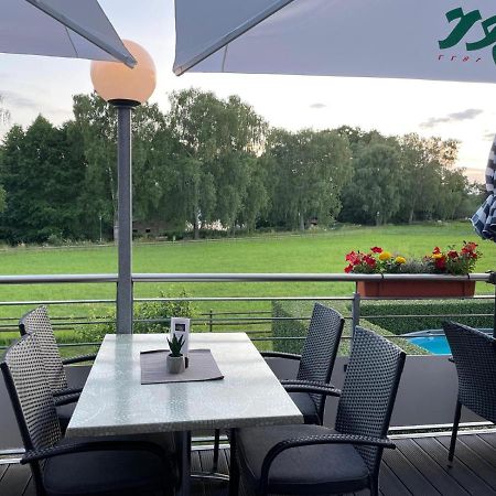 Hotel Und Restaurant Zum Bunten Hirsch ミロー エクステリア 写真