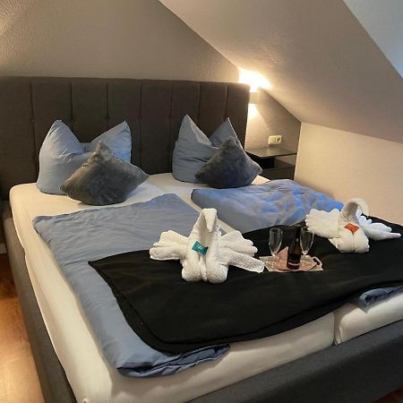 Hotel Und Restaurant Zum Bunten Hirsch ミロー エクステリア 写真
