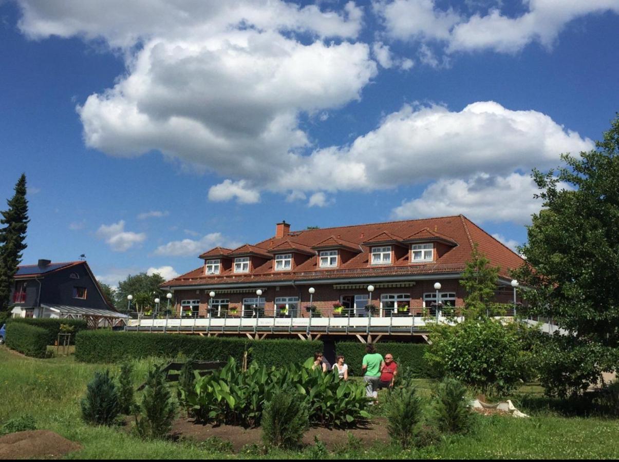 Hotel Und Restaurant Zum Bunten Hirsch ミロー エクステリア 写真