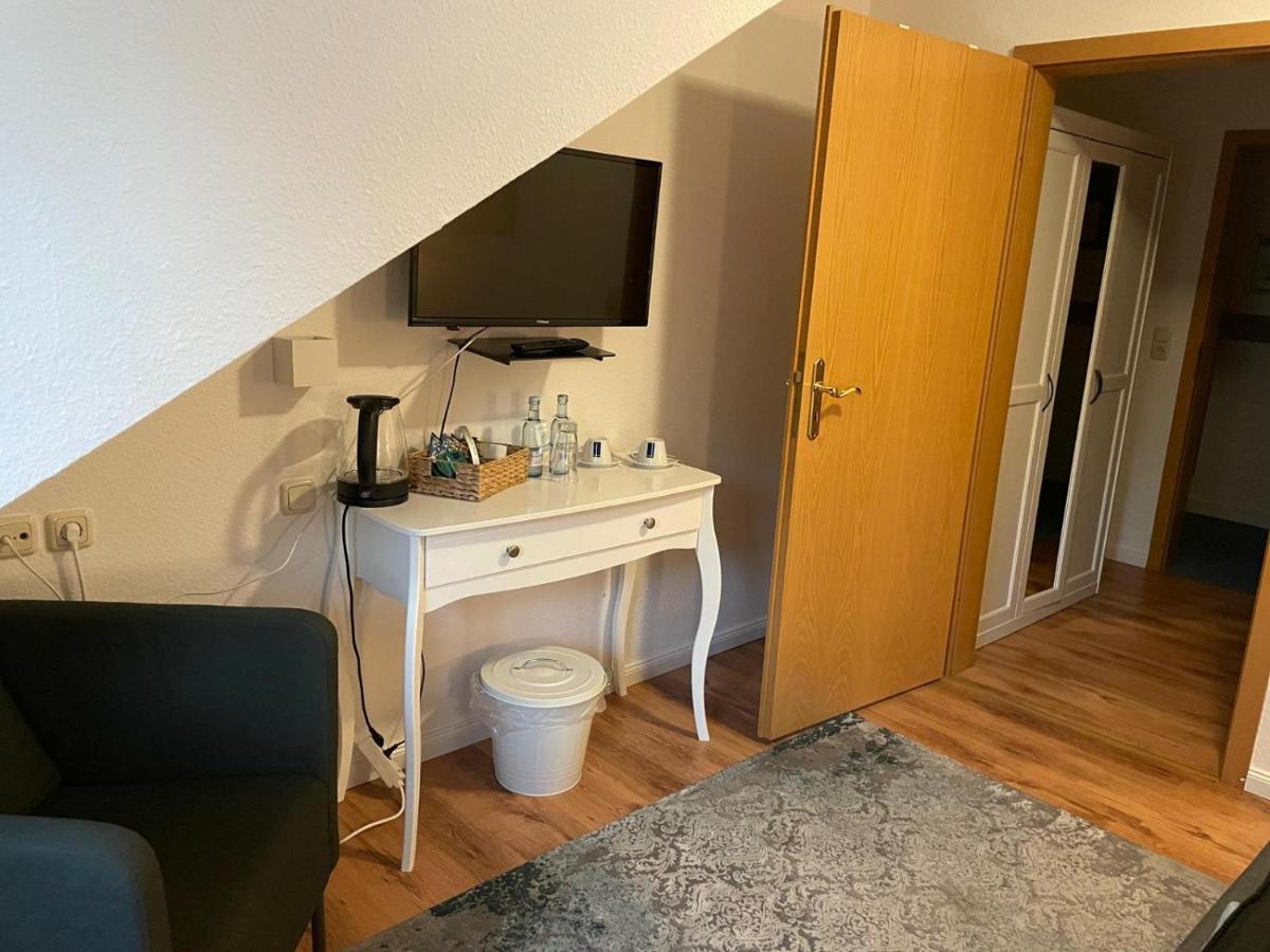 Hotel Und Restaurant Zum Bunten Hirsch ミロー エクステリア 写真