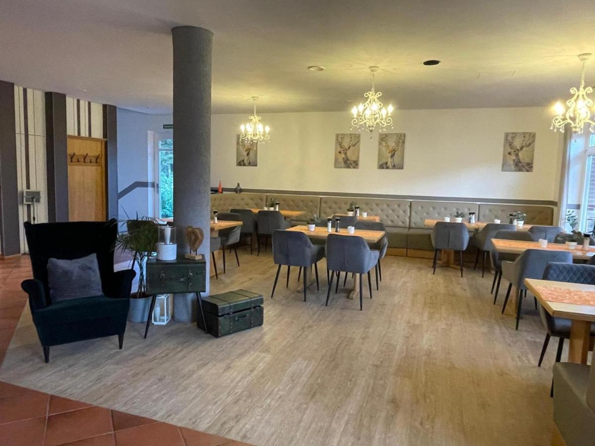 Hotel Und Restaurant Zum Bunten Hirsch ミロー エクステリア 写真