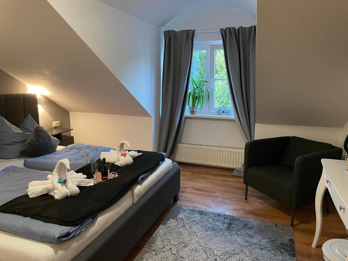 Hotel Und Restaurant Zum Bunten Hirsch ミロー エクステリア 写真